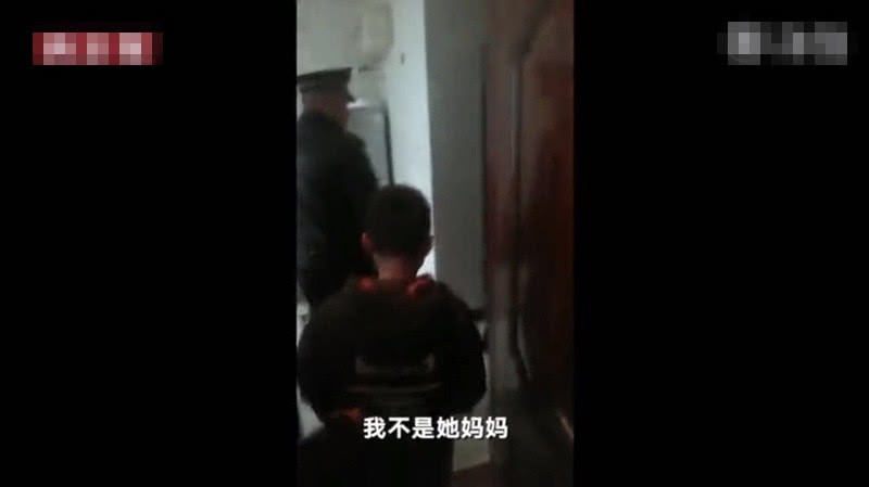 Cậu bé bị đuổi khỏi nhà vì chưa làm xong bài tập Tết, cảnh sát dẫn về tận nơi mẹ không chịu nhận con-3