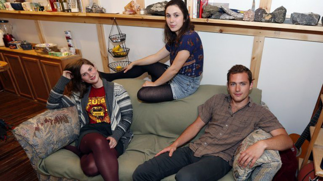 Mua sô pha cũ chỉ 500 nghìn, 3 sinh viên nghèo chẳng ngờ bên trong chứa cả gia tài, không biết nên giữ hay trả lại-1