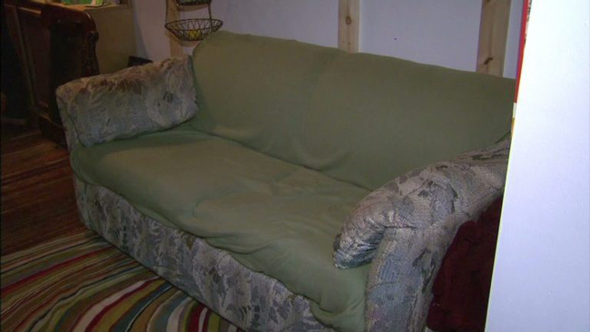 Mua sô pha cũ chỉ 500 nghìn, 3 sinh viên nghèo chẳng ngờ bên trong chứa cả gia tài, không biết nên giữ hay trả lại-2