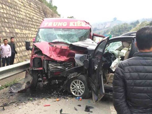 Lào Cai: 2 ô tô đâm nhau trên cao tốc khiến 9 người nhập viện