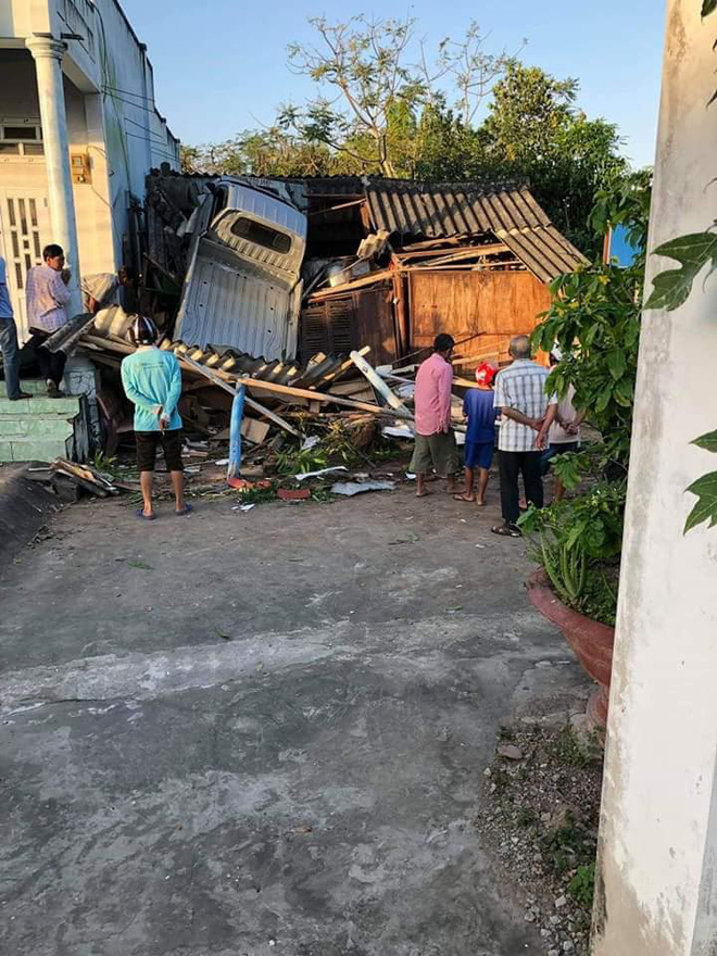 Hiện trường vụ tai nạn xe tải lao vào nhà dân khiến nhiều người cố đi tìm lời giải thích-1
