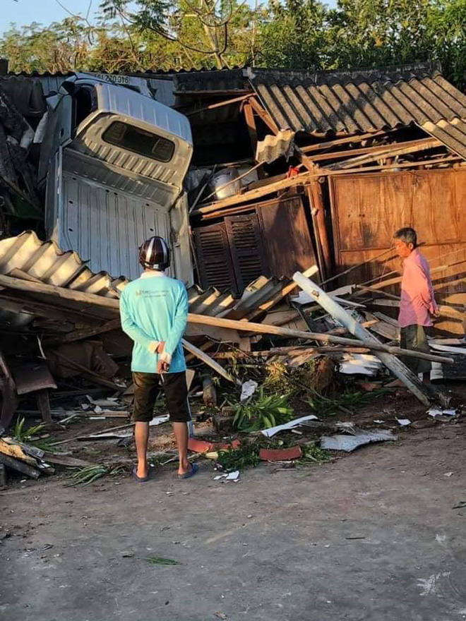 Hiện trường vụ tai nạn xe tải lao vào nhà dân khiến nhiều người cố đi tìm lời giải thích-2