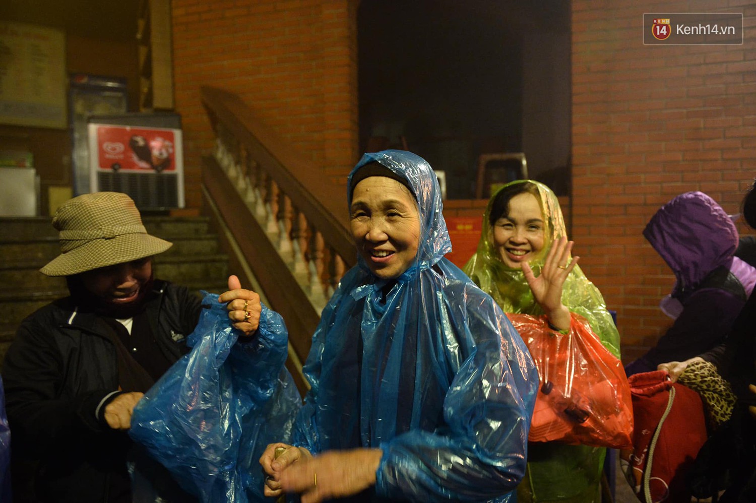 Hàng ngàn người dân đội mưa phùn trong giá rét, hành hương lên đỉnh Yên Tử trong đêm-2