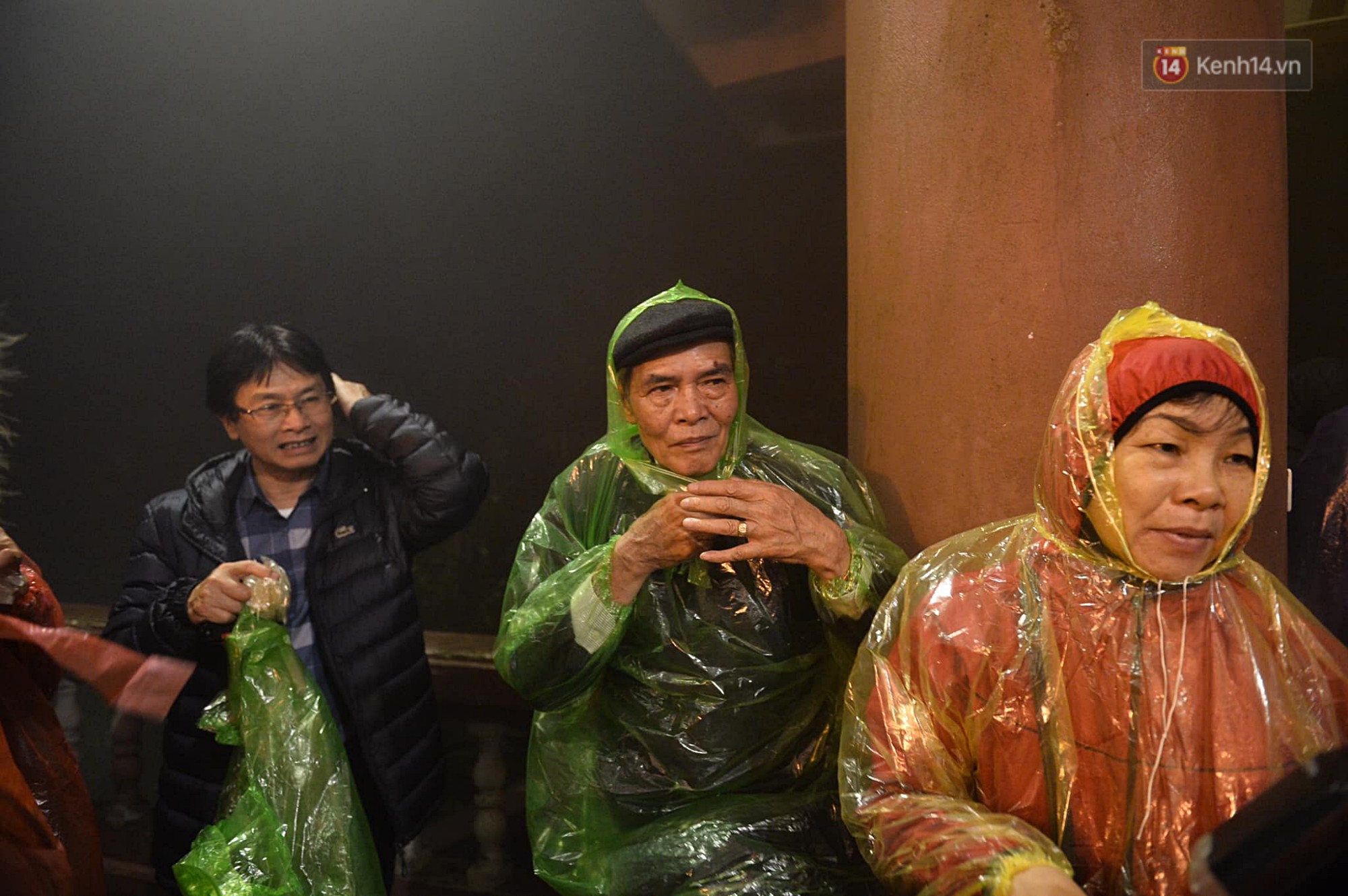 Hàng ngàn người dân đội mưa phùn trong giá rét, hành hương lên đỉnh Yên Tử trong đêm-3