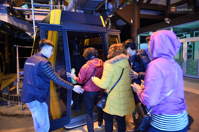 Hàng ngàn người dân đội mưa phùn trong giá rét, hành hương lên đỉnh Yên Tử trong đêm-12