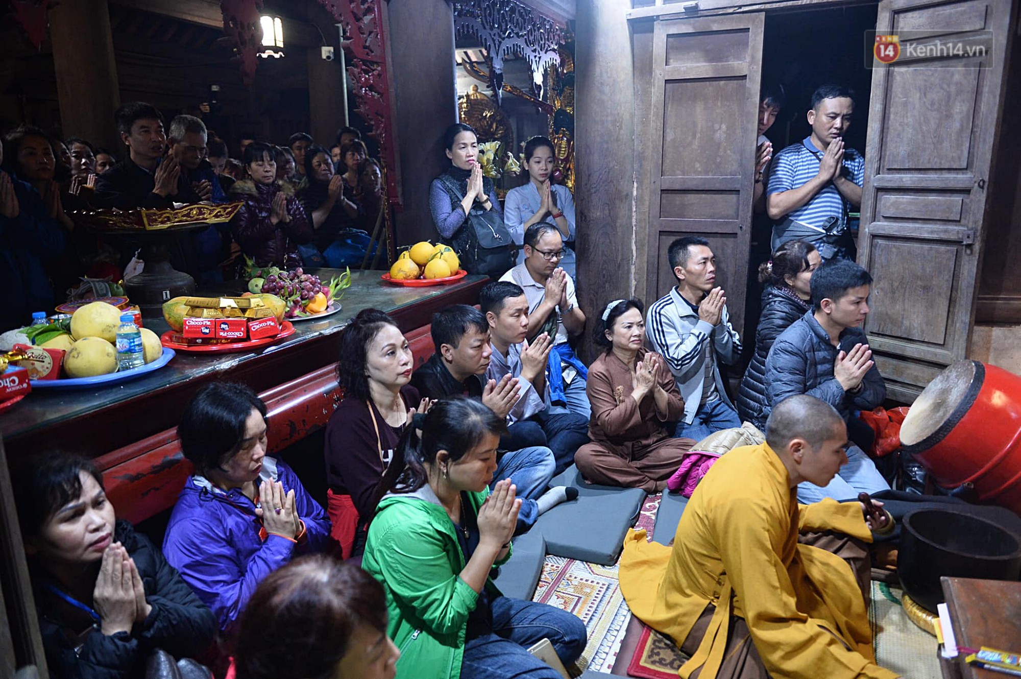 Hàng ngàn người dân đội mưa phùn trong giá rét, hành hương lên đỉnh Yên Tử trong đêm-15