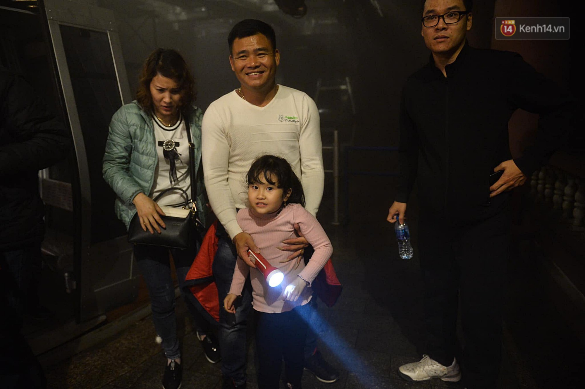 Hàng ngàn người dân đội mưa phùn trong giá rét, hành hương lên đỉnh Yên Tử trong đêm-9