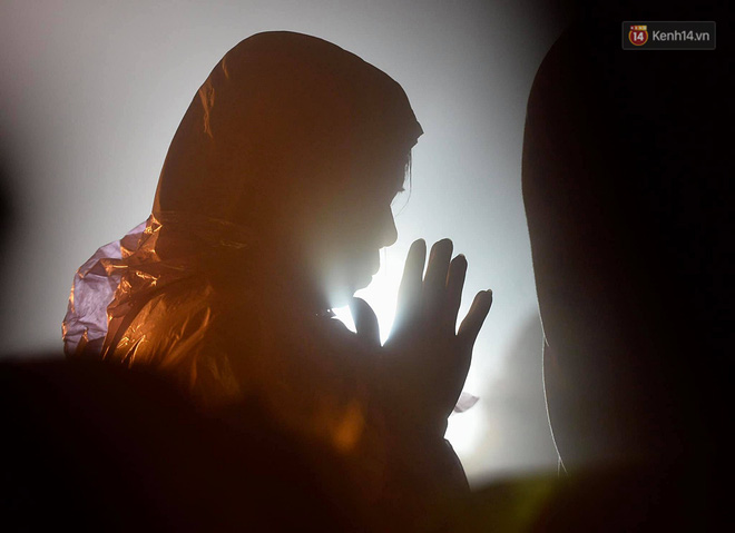 Hàng ngàn người dân đội mưa phùn trong giá rét, hành hương lên đỉnh Yên Tử trong đêm-17