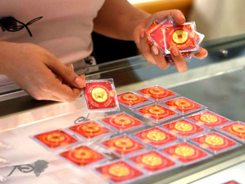 Nhịn đói, cãi nhau dằn mặt vì 1 chỗ đứng canh vía Thần tài-12