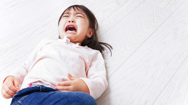 Gợi ý cho mẹ 4 tuyệt chiêu siêu hiệu quả giúp trị ngay thói hay ăn vạ, hờn dỗi của con ở nơi công cộng-1