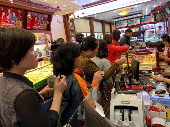 Nhịn đói, cãi nhau dằn mặt vì 1 chỗ đứng canh vía Thần tài-4