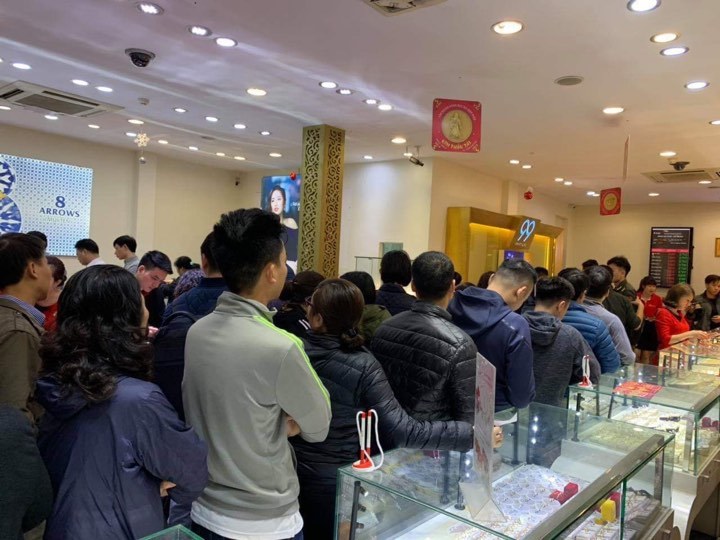 Nhịn đói, cãi nhau dằn mặt vì 1 chỗ đứng canh vía Thần tài-3