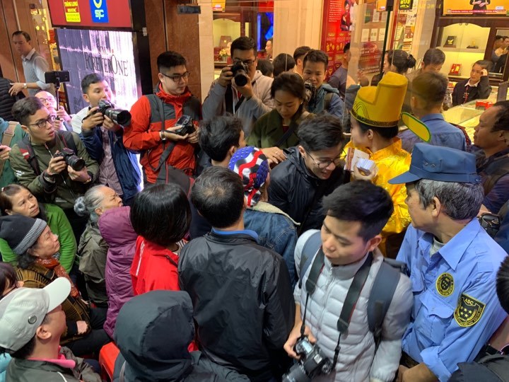 Nhịn đói, cãi nhau dằn mặt vì 1 chỗ đứng canh vía Thần tài-2