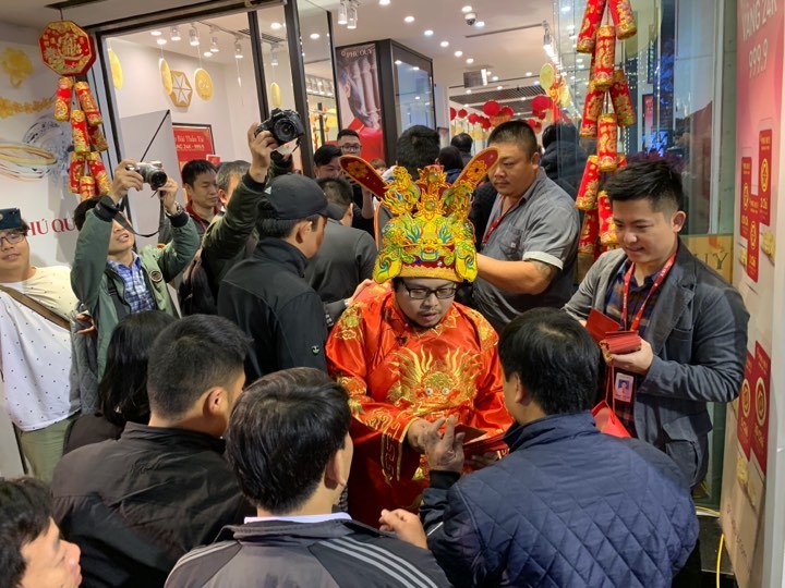 Nhịn đói, cãi nhau dằn mặt vì 1 chỗ đứng canh vía Thần tài-5