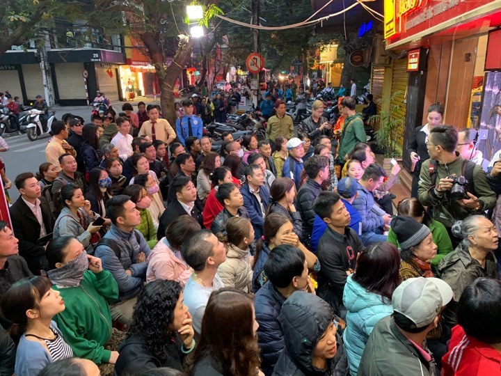 Nhịn đói, cãi nhau dằn mặt vì 1 chỗ đứng canh vía Thần tài-1