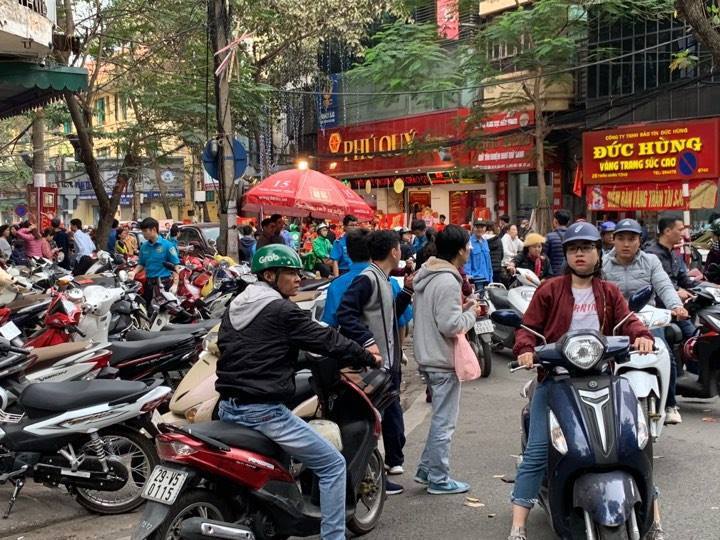 Nhịn đói, cãi nhau dằn mặt vì 1 chỗ đứng canh vía Thần tài-9