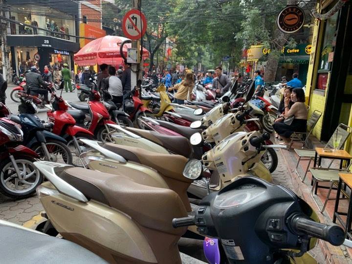 Nhịn đói, cãi nhau dằn mặt vì 1 chỗ đứng canh vía Thần tài-11