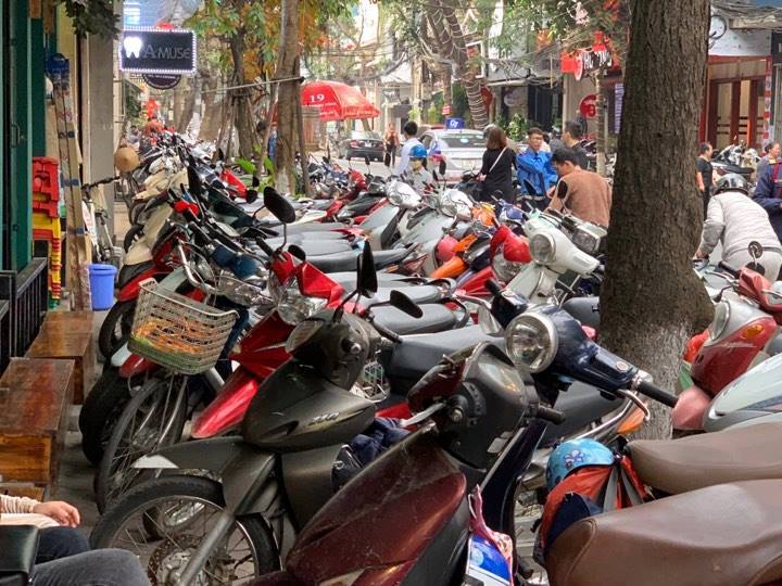 Nhịn đói, cãi nhau dằn mặt vì 1 chỗ đứng canh vía Thần tài-10