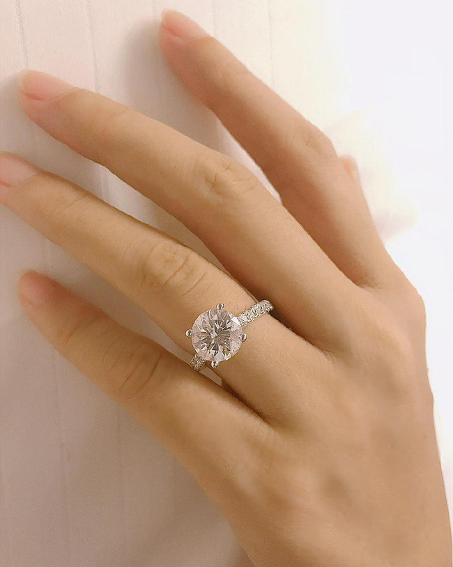 HOT: Phạm Hương đeo nhẫn kim cương ngón áp út, chính thức xác nhận đã đính hôn ngày 14/2-2