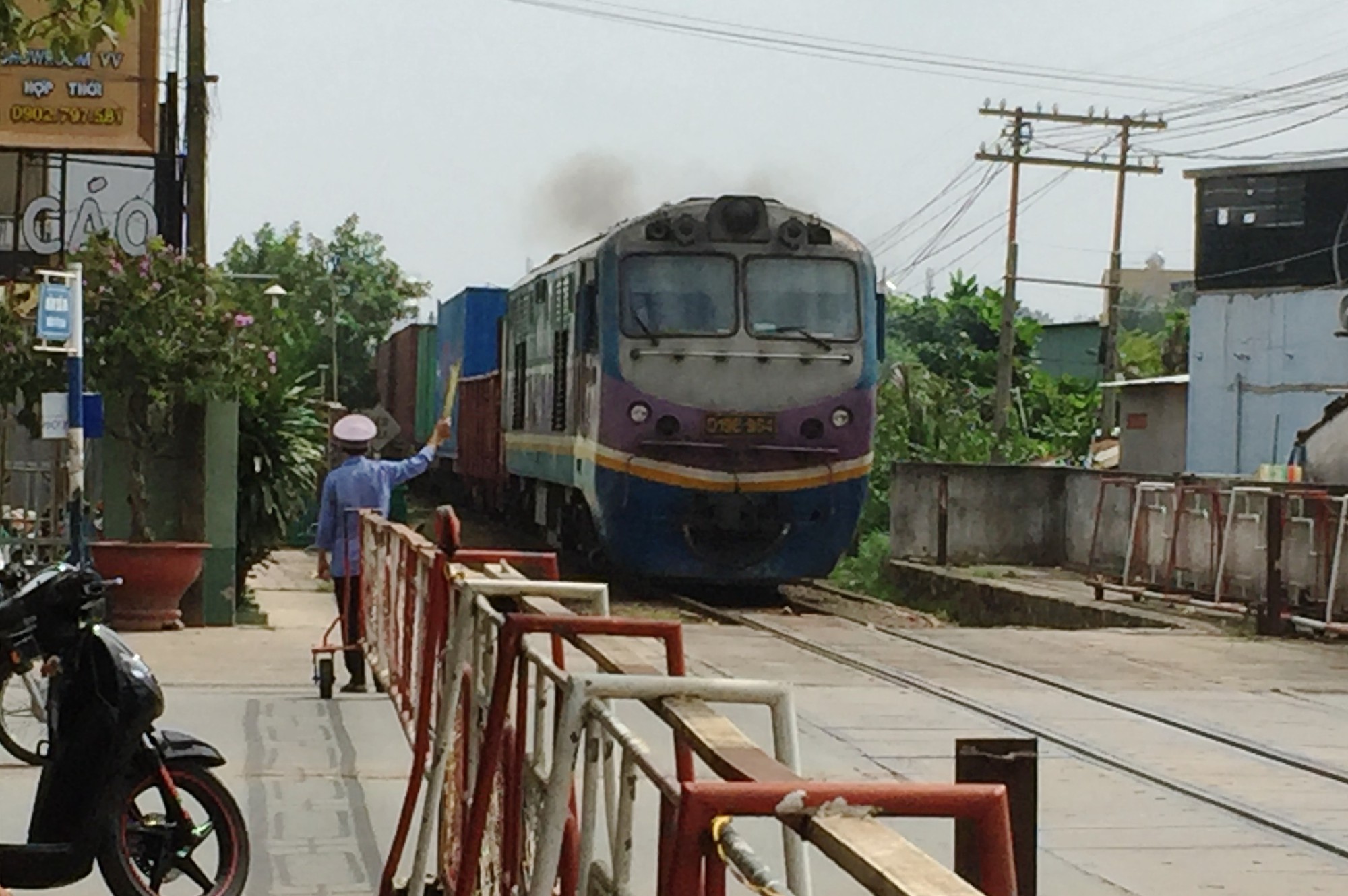 Tàu hỏa kẹt bánh, đường sắt Bắc-Nam tê liệt 4 tiếng-1