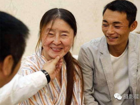 Sau khi sinh con, cô gái trẻ đẹp bỗng biến thành bà lão 60 tuổi chỉ qua một đêm