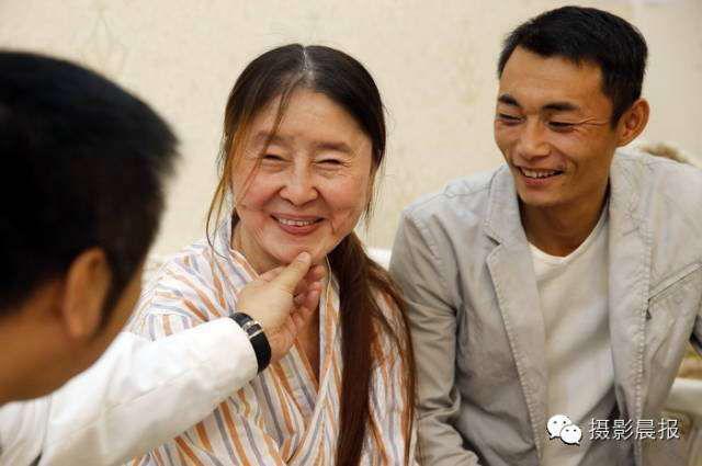 Sau khi sinh con, cô gái trẻ đẹp bỗng biến thành bà lão 60 tuổi chỉ qua một đêm-4