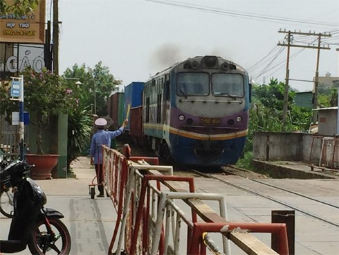Tàu hỏa kẹt bánh, đường sắt Bắc-Nam tê liệt 4 tiếng