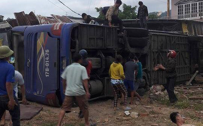 Xe khách Bắc Nam lao vào nhà dân, hàng chục người nhập viện-1