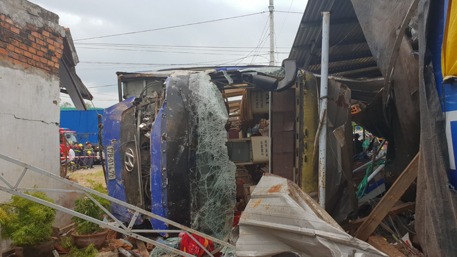 Xe khách Bắc Nam lao vào nhà dân, hàng chục người nhập viện-3