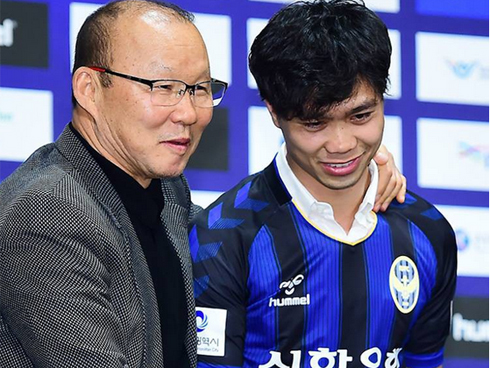 Danh tính bất ngờ của cậu bé tặng hoa Công Phượng, thân thiết bên HLV Park Hang Seo ở Hàn-12