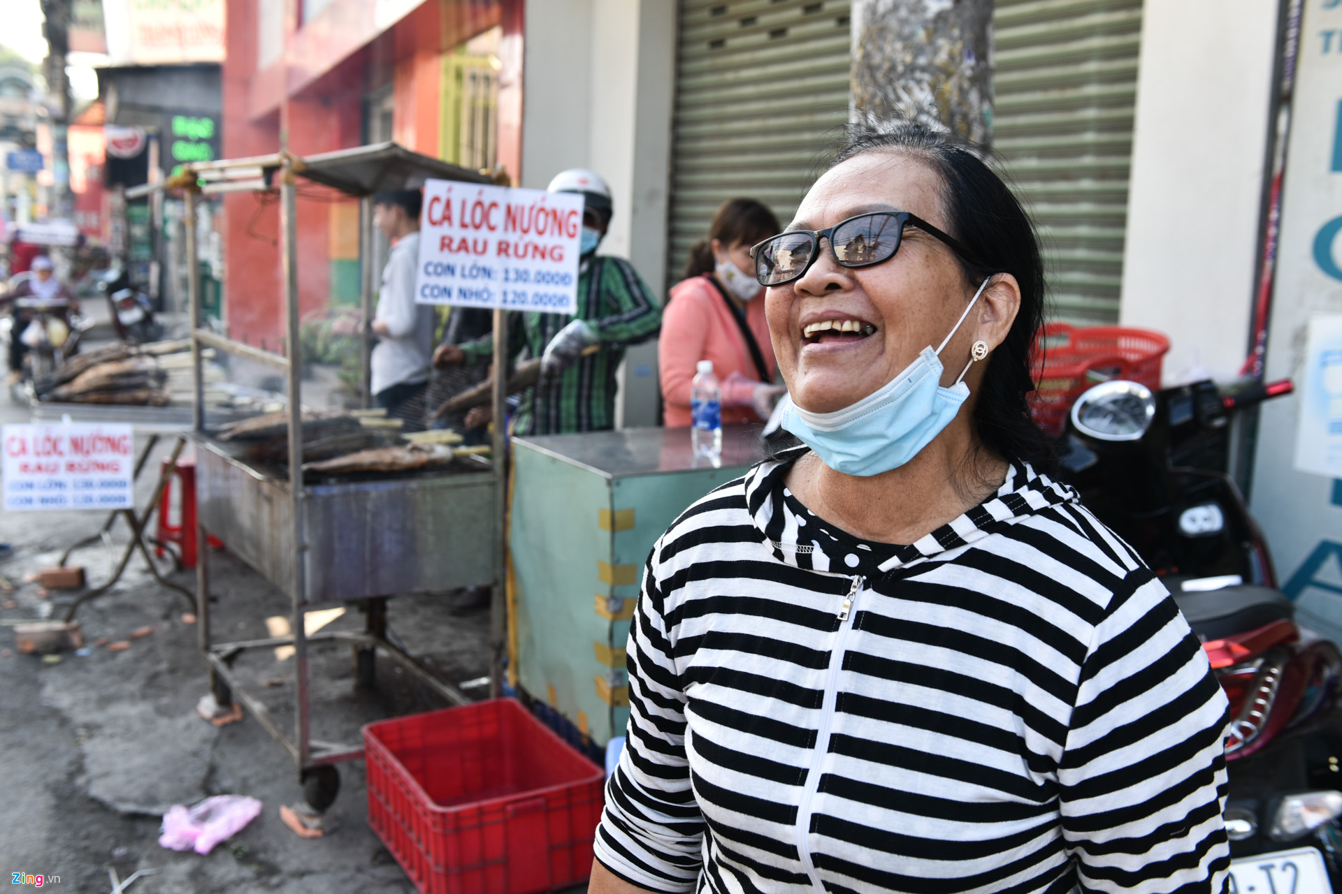 Nướng 3.000 cá lóc, chủ tiệm Sài Gòn vẫn không đủ bán ngày Thần Tài-10