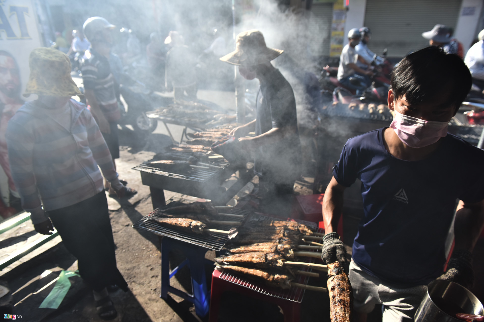 Nướng 3.000 cá lóc, chủ tiệm Sài Gòn vẫn không đủ bán ngày Thần Tài-5