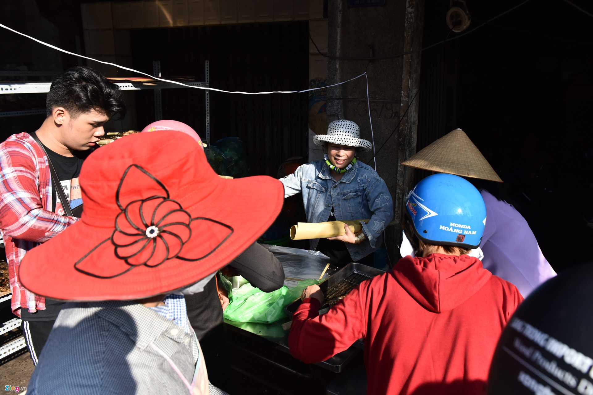 Nướng 3.000 cá lóc, chủ tiệm Sài Gòn vẫn không đủ bán ngày Thần Tài-8