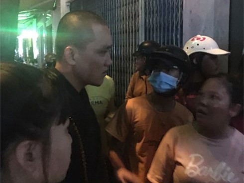 Sư thầy lái ô tô tiền tỷ bị nổ lốp khiến nhiều xe máy té ngã