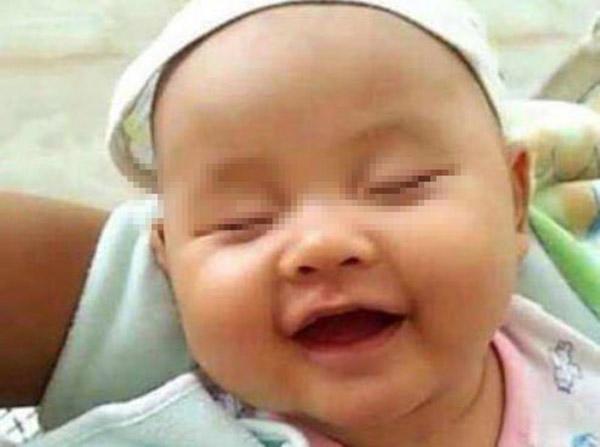 Bé 6 tháng thường cười khi ngủ, bà khen đáng yêu nhưng mẹ đưa đi khám thì hối hận-1