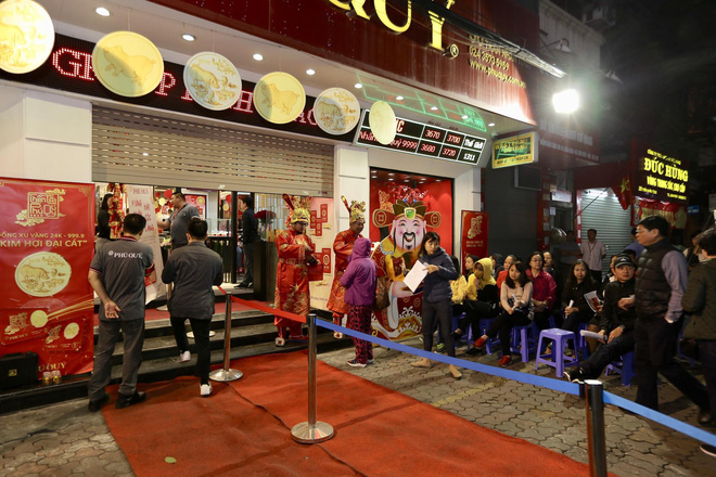 Ngày Thần tài: Náo loạn cửa hàng vì vừa mua vàng đã bị rơi mất-2