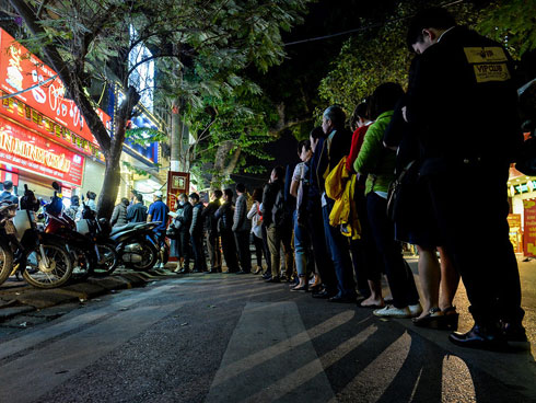 Con số giật mình ngày vía Thần Tài: Trăm vạn lượng vàng, 1 tỷ tiền cá nướng-4