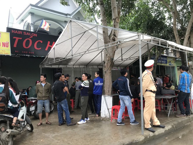 Vụ cán bộ ngân hàng chém cả nhà: Nghi phạm vẫn đang sốc vì biết chính mình giết bố-2