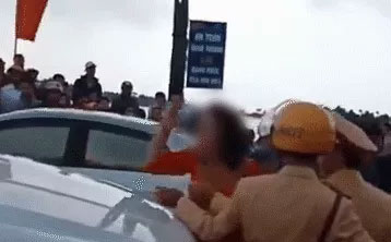 Diễn biến mới vụ mẹ chú rể đập tay vào ô tô lớn tiếng với CSGT bây giờ chị không có xe-3