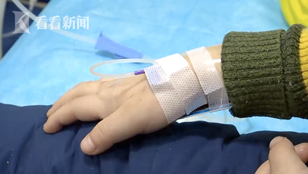 Bé gái 2 tuổi có bộ ngực tương đương trẻ 10 tuổi, nguyên nhân gây ra sẽ khiến nhiều bố mẹ phải giật mình-1