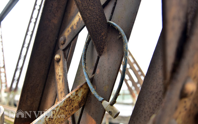 Ảnh: Những ổ khóa tình yêu trên cầu Long Biên-10