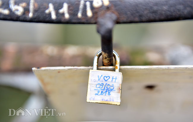 Ảnh: Những ổ khóa tình yêu trên cầu Long Biên-11