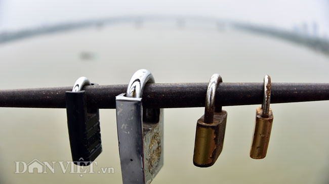 Ảnh: Những ổ khóa tình yêu trên cầu Long Biên-6