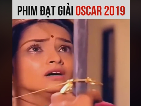 Cô bé giúp mẹ vừa trông em, vừa gấp đồ-1