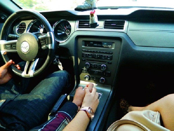 Món quà chát nhất mùa Valentine: Chồng tổ chức lễ tình nhân lung linh tặng vợ, xong báo đi trực để bù đắp cho nhân tình-1