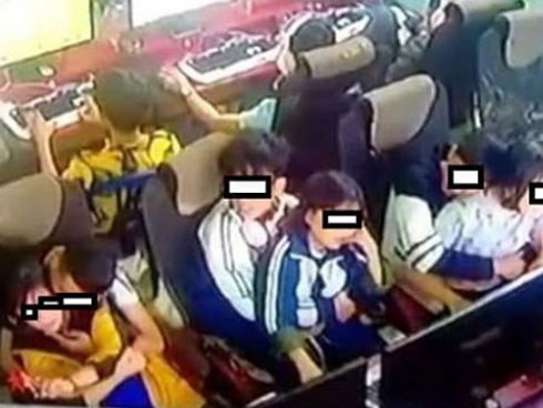 3 đôi học sinh ngồi bế nhau, ôm hôn trong quán net được cư dân mạng lan truyền