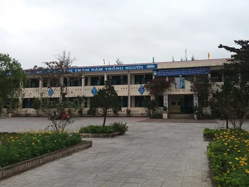 Cô giáo tát học sinh lớp 2 tím thái dương trong giờ kiểm tra học kỳ-2