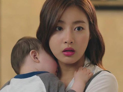 Từng vung tiền đuổi đi khi biết tôi có thai, bây giờ mẹ của người yêu cũ lại lạy lục xin nhận cháu