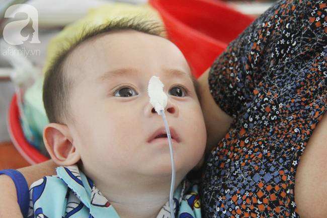 Ánh mắt cầu cứu của bé trai 7 tháng tuổi bị mẹ bỏ rơi trước cổng chùa vì mắc bệnh bại não-8