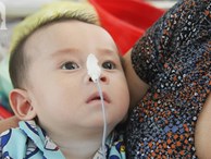 Ánh mắt cầu cứu của bé trai 7 tháng tuổi bị mẹ bỏ rơi trước cổng chùa vì mắc bệnh bại não